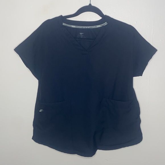🐚Black two pocket scrub top! - Picture 2 of 7